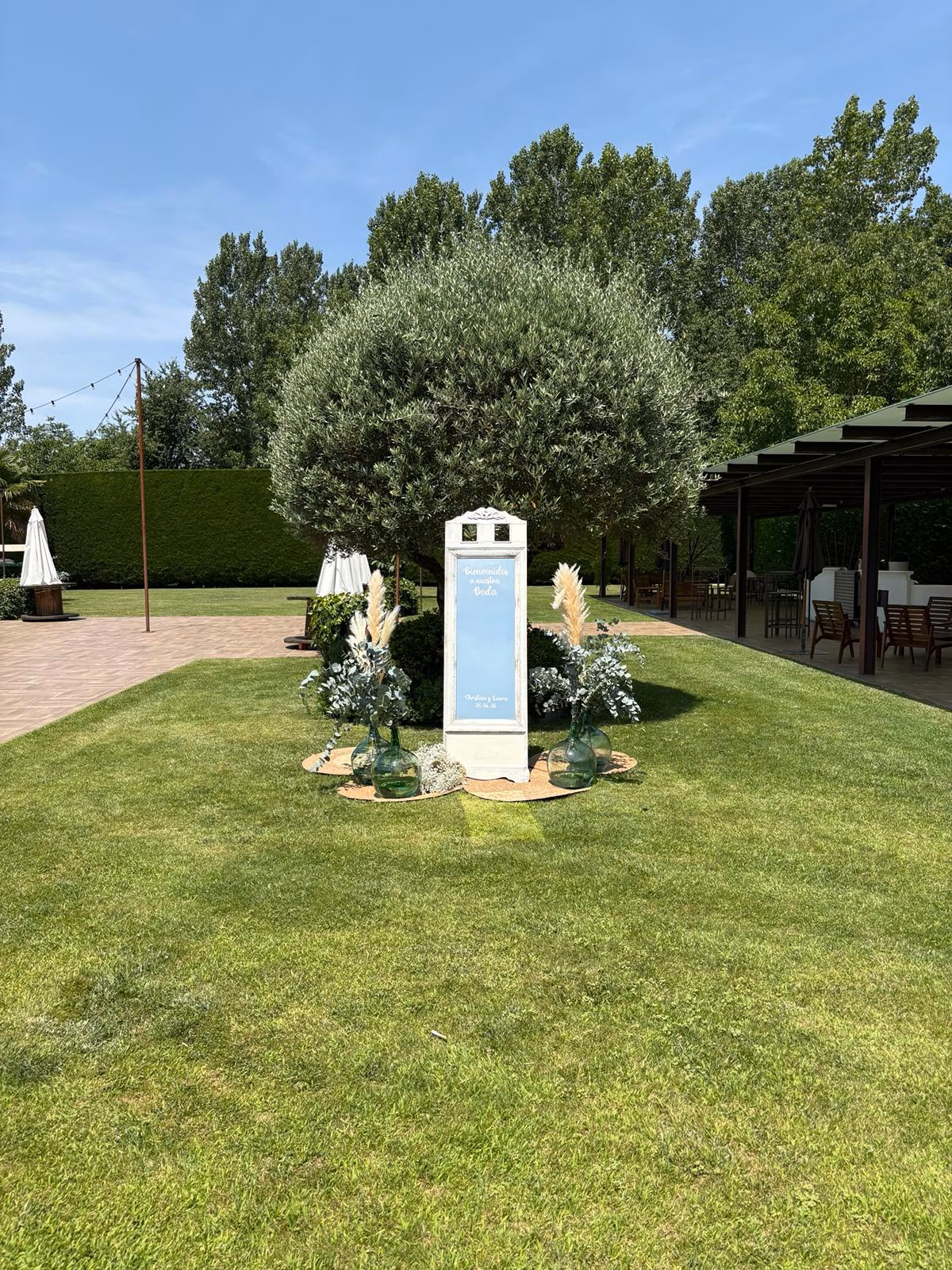 Seating plan para bodas en El Bierzo 21 Seating plan en atril decorado para boda en jardín — Publinor Eventos, Ponferrada