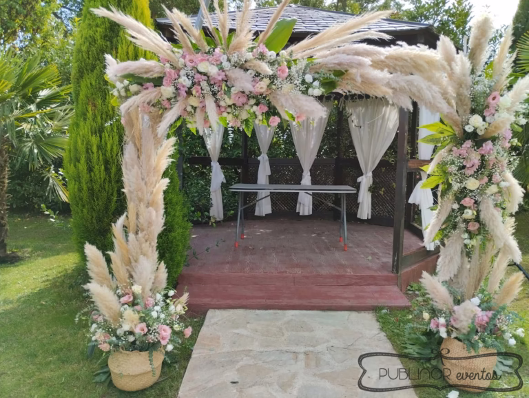 Arco de flores y pampas para ceremonia de boda — Publinor Eventos, Ponferrada