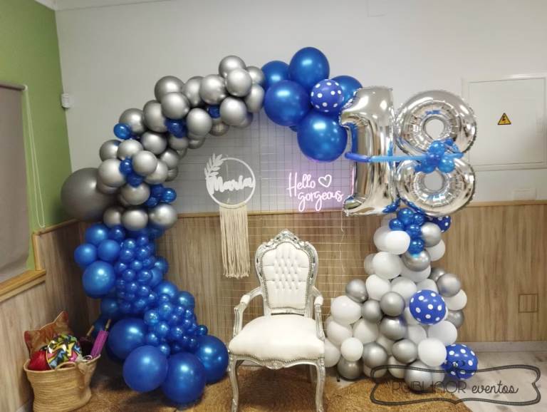 Arco de globos azul y plata con sillón y número 18 para cumpleaños — Publinor Eventos, Ponferrada