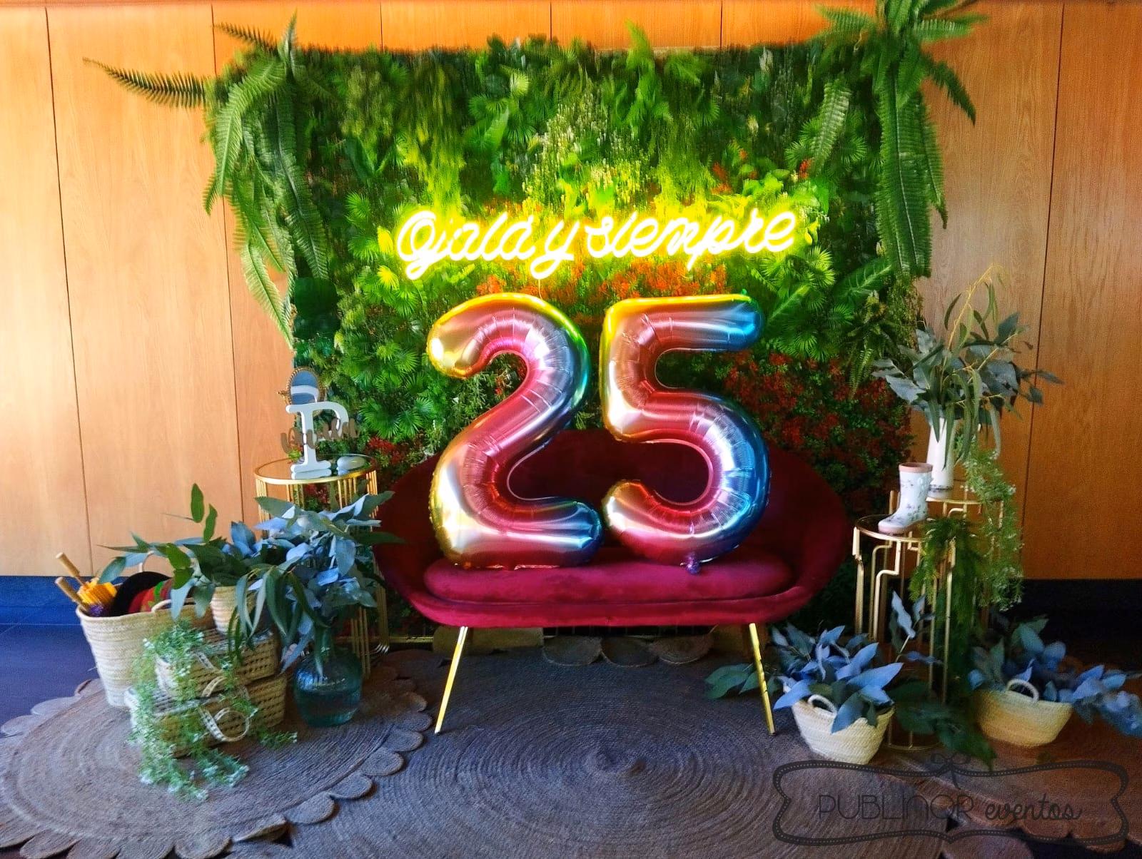 Photocall de pared vegetal con neón y número 25 para aniversario — Publinor Eventos, Ponferrada