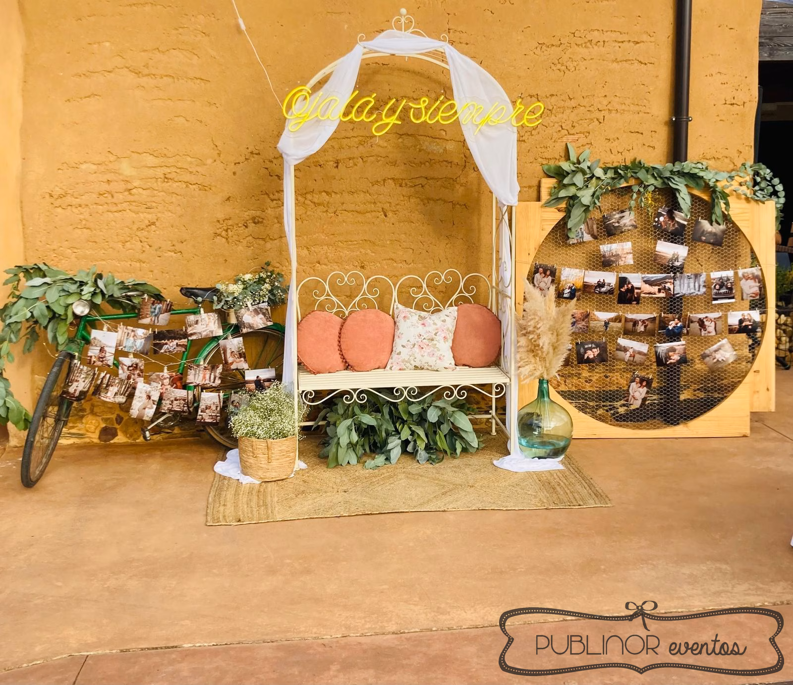 Decoración de boda con dosel blanco, banco con cojines rosados y pared de fotos con cartel 'para siempre' — Publinor Eventos, Ponferrada