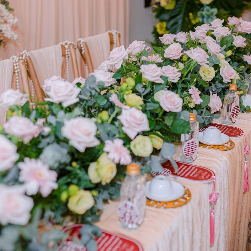 Centros de mesa y camino floral en banquete de boda civil