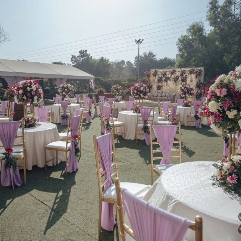 Cóctel de boda civil al aire libre decorado en Ponferrada