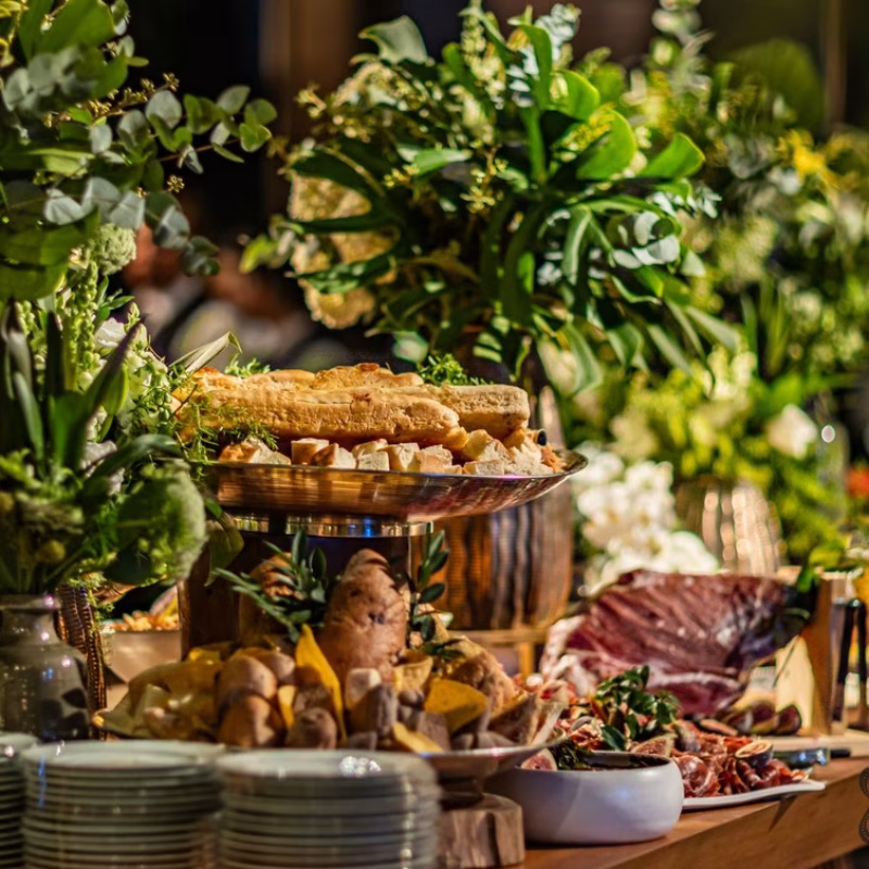 Estación gourmet de quesos y embutidos en un catering de boda