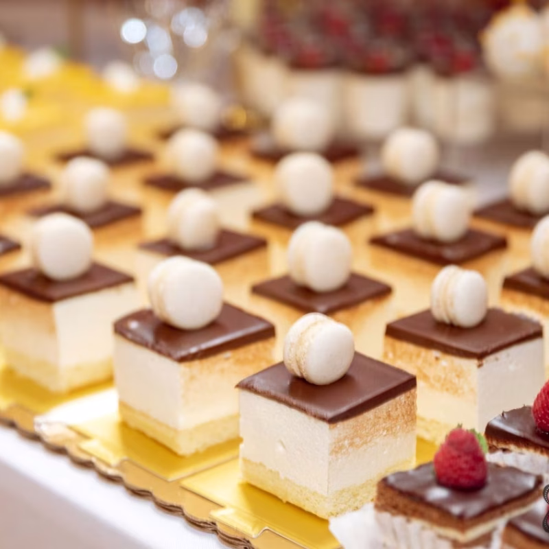 Mesa dulce con mini postres en una boda del Bierzo