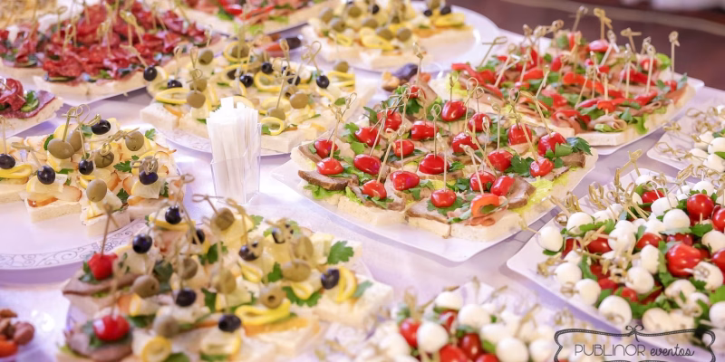 Mesa de canapés del cóctel de una boda en El Bierzo