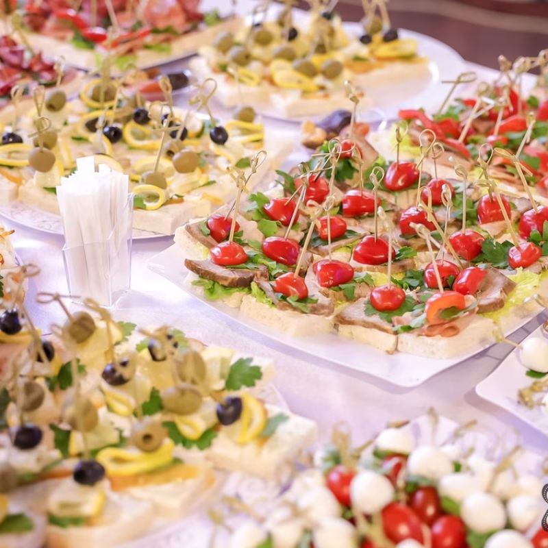 Mesa de canapés del cóctel de una boda en El Bierzo