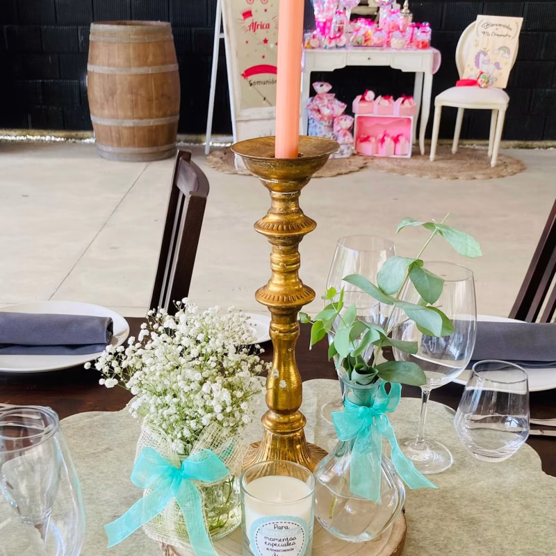 Centro de mesa con candelabro dorado y paniculata — Publinor Eventos, Ponferrada