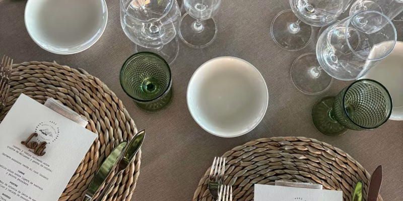 Mesa de invitados decorada con menú y posavasos de fibra — Publinor Eventos, Ponferrada