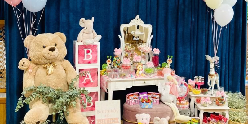 Osito, cubos BABY y tocador decorado con globos para baby shower — Publinor Eventos, Ponferrada