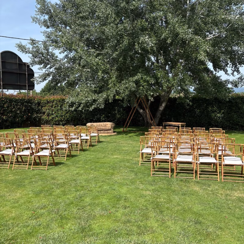 Montaje de ceremonia al aire libre con sillas para boda — Publinor Eventos, Ponferrada