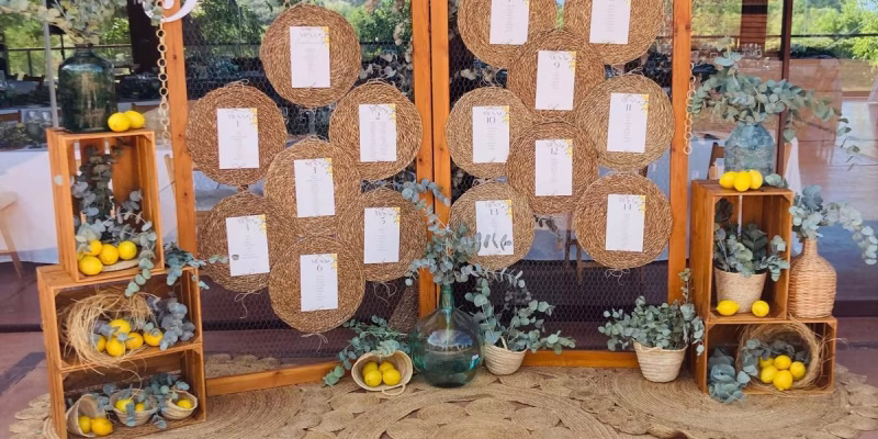 Seating plan de boda con flores y limones en Ponferrada, Publinor Eventos